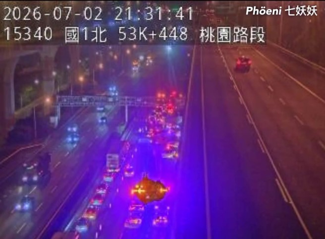 台灣新聞通訊社-快訊》紫爆!國1大貨車「狠掃」3小車 現場如停車場