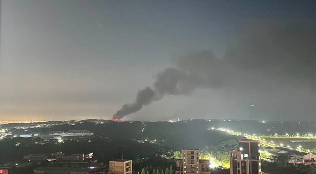 台灣新聞通訊社-快訊》林口暗夜惡火！忠福路鐵皮廠全面燃燒 21車37人搶救