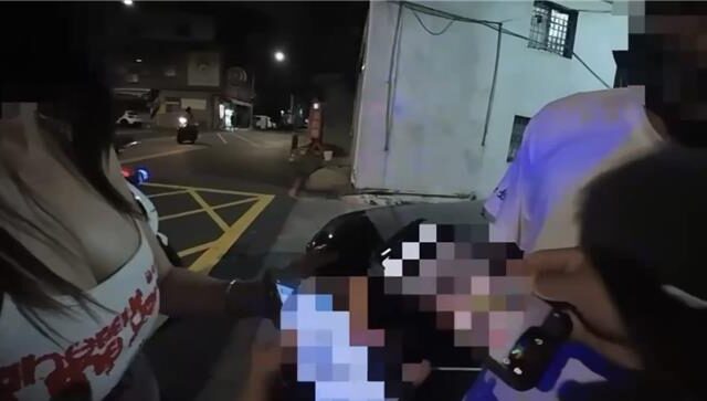 台灣新聞通訊社-女友吃宵夜遇盤查他沒事 副駕辣妹背不出身分證號露餡