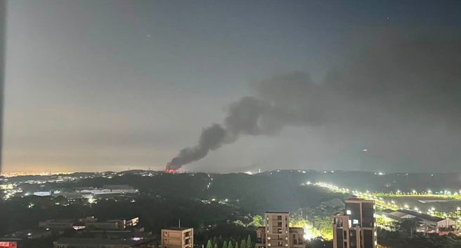 台灣新聞通訊社-快訊》林口暗夜惡火!忠福路鐵皮廠全面燃燒 21車37人搶救