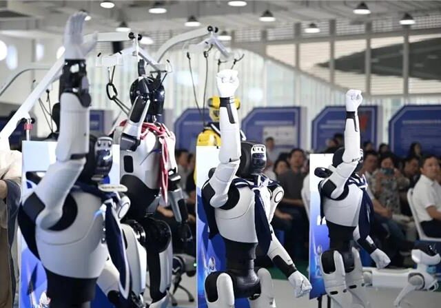 台灣新聞通訊社- 杭州首創機器人學校 從說話認路到情感陪伴 結業拿證書才能進職場