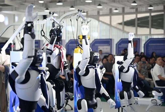 台灣新聞通訊社- 杭州首創機器人學校 從說話認路到情感陪伴 結業拿證書才能進職場