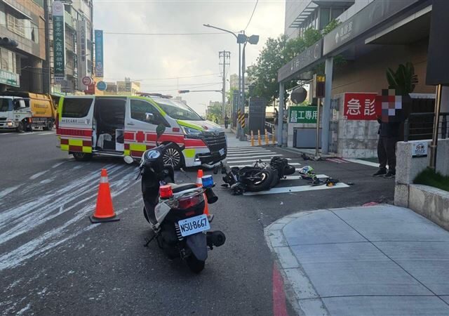 台灣新聞通訊社-砰！高雄救護車急診前「靜音左轉」撞飛騎士　網驚：差一步到上帝那