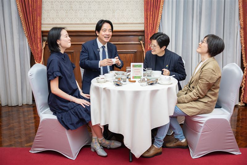 台灣新聞通訊社-楊双子親解漫遊錄餐桌密碼 總統:讓世界看到台灣故事