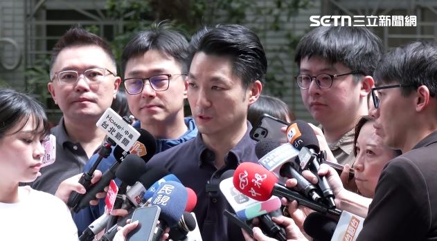 台灣新聞通訊社-天價遮陽傘!洪婉臻爆「砍路樹蓋傘」 蔣萬安竟嗆:議員完全沒瞭解清楚