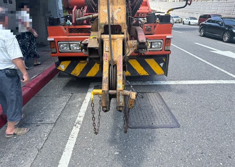 台灣新聞通訊社-北市大吊車逼車硬切！誇張畫面曝光　車身「貼這4字」網酸爆：荒謬