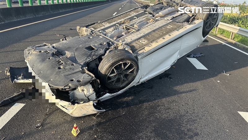 台灣新聞通訊社-國道死亡車禍！撞護欄翻肚…27歲男「甩出來掉地上」不治