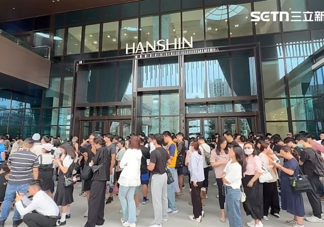台灣新聞通訊社-島語開放搶先訂位！漢神洲際門口人潮大爆滿…網驚喊：台中人不用上班？