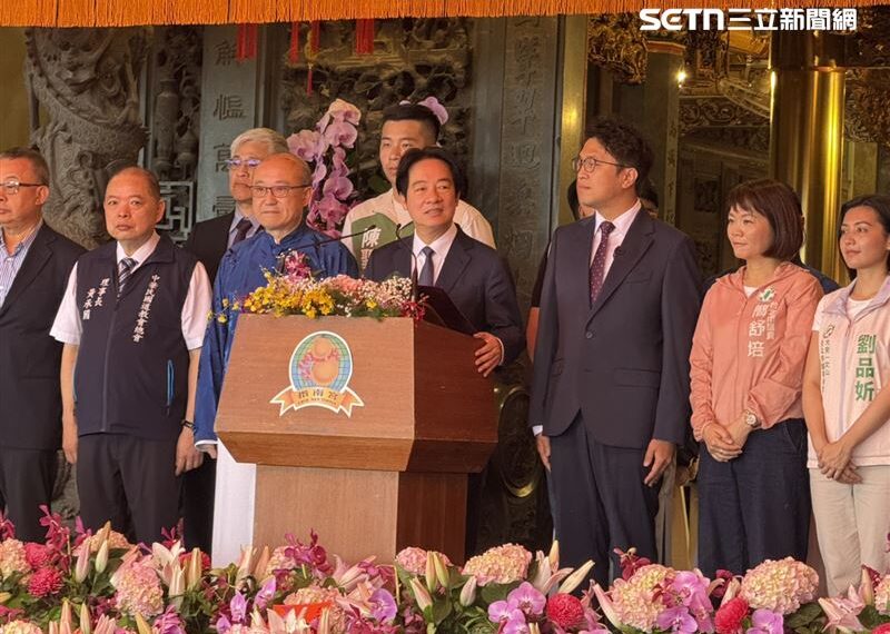 台灣新聞通訊社-直擊/現場教戰?賴清德當面促檢討內湖淹水 殷瑋靠蔣萬安耳邊講悄悄話