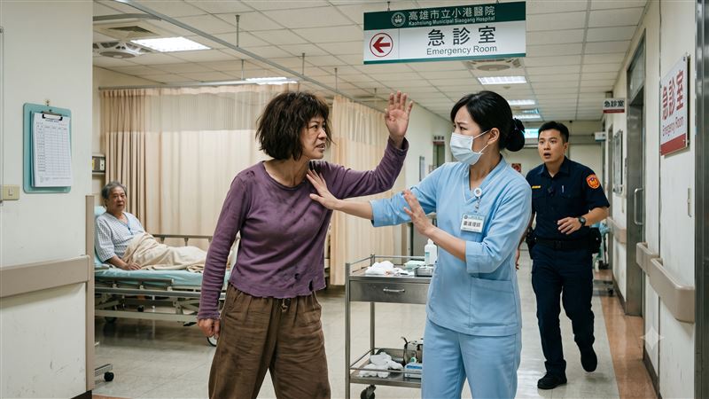 台灣新聞通訊社-鬧急診行乞還打傷護理師！狂女亮身心障礙手冊求脫罪　法官一理由秒打臉
