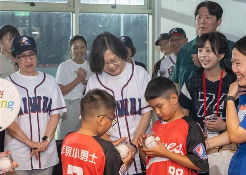 台灣新聞通訊社-蔡英文現身天母球場慶美國國慶 「1句話」讓蕭美琴怨:只有你嫌我