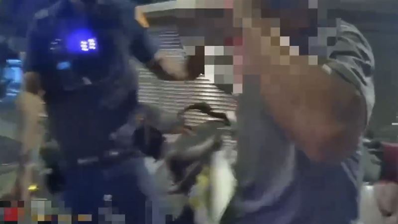台灣新聞通訊社-騎機車一半突被盤查!板橋男失控「咆哮、怒推員警」火爆畫面曝光了