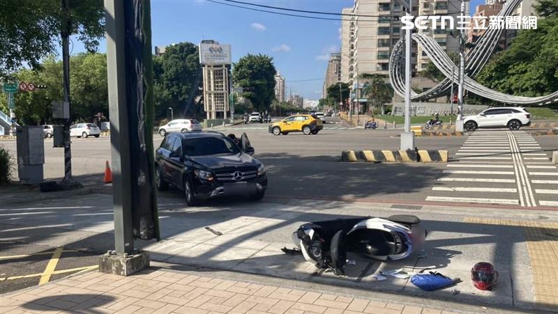台灣新聞通訊社-快訊/台中麥當勞嚴重車禍!賓士男買得來速撞飛機車 騎士無呼吸心跳