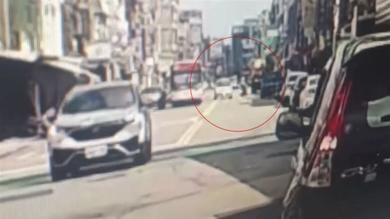 台灣新聞通訊社-新北男遭猛撞「牙斷嚇到失憶」母一看崩潰！7旬婦秒逃喊：沒看到人