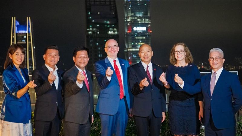 台灣新聞通訊社-台北101為美國國慶點燈!韓國瑜林佳龍罕同框 谷立言:美台繼續攜手同行