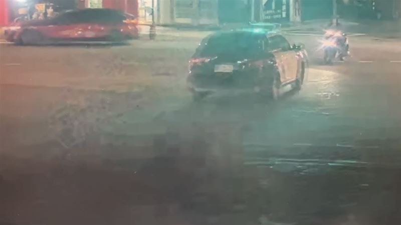 台灣新聞通訊社-北市警車「路口直直衝」超驚險!騎士急閃躲不過 當場被撞倒在地