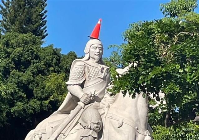台灣新聞通訊社-頭頂放「交通三角錐」！台南鄭成功石像慘遭惡搞　19歲肄業男：覺得好玩