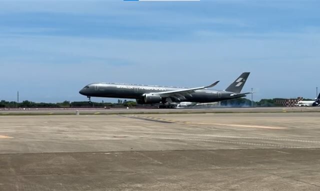 台灣新聞通訊社-K董開回來了！全球首架「空山銀」彩繪機桃機現身　帥氣畫面曝光