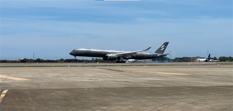 台灣新聞通訊社-K董開回來了！全球首架「空山銀」彩繪機桃機現身　帥氣畫面曝光