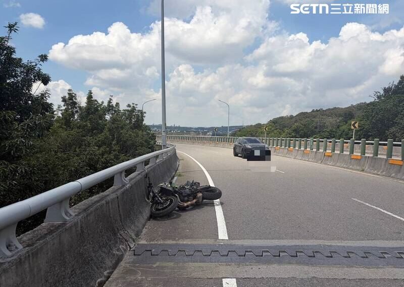 台灣新聞通訊社-快訊／苗栗台13線死亡車禍！重機男過彎自撞墜橋…摔20M深谷變形慘死