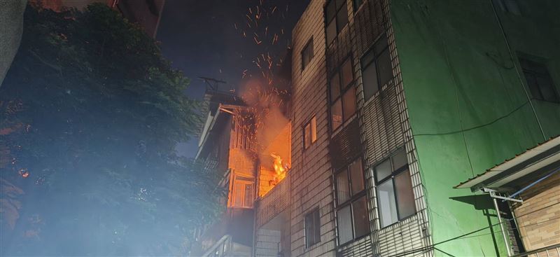 台灣新聞通訊社-基隆深夜驚傳火警!住宅火舌四竄 1人救出送醫不治