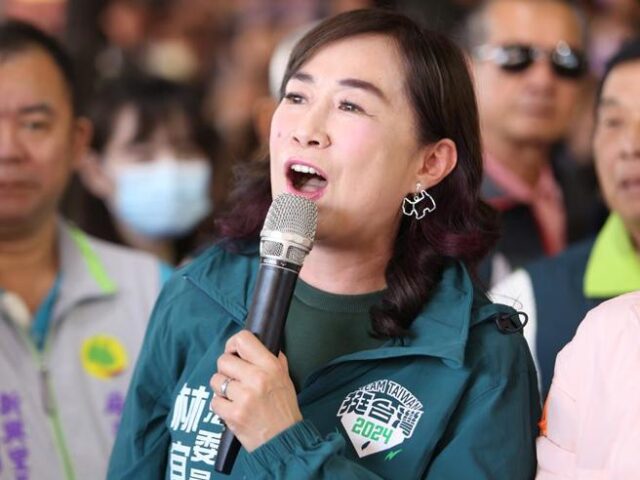 台灣新聞通訊社-林宜瑾對羅廷瑋演示拐杖刺槍術  詹江村：民進黨應該希望她趕快去關吧！