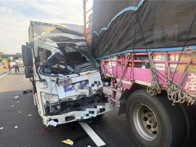 台灣新聞通訊社-國1新竹段4車連環撞！貨車駕駛受困左大腿斷肢急送醫