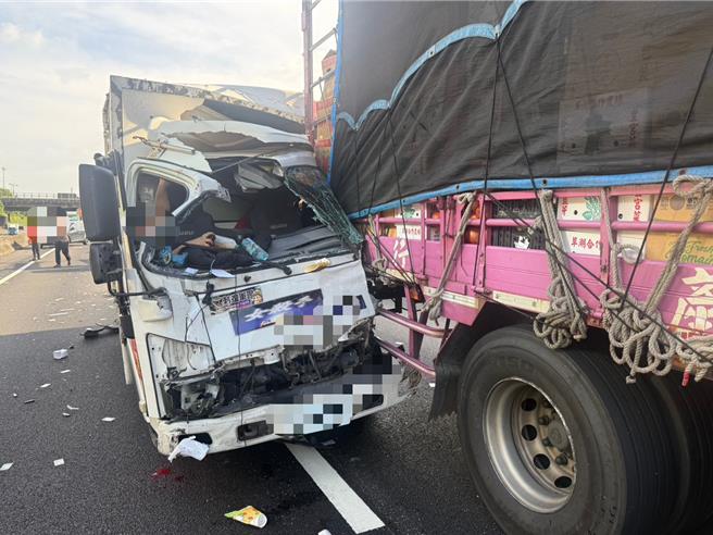 台灣新聞通訊社-國1新竹段4車連環撞！貨車駕駛受困左大腿斷肢急送醫