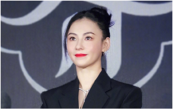 台灣新聞通訊社-張柏芝現身戲院挺恩師「星爺」 掏出老花眼鏡秒衝熱搜
