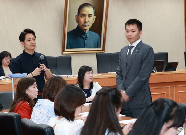 台灣新聞通訊社-李洋立院「罰站」照瘋傳首回應 網：有圖有真相
