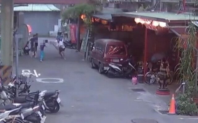 台灣新聞通訊社-蘆洲63歲翁酒後揮刀！好友掃帚反擊掛彩 警逮人查扣兇刀
