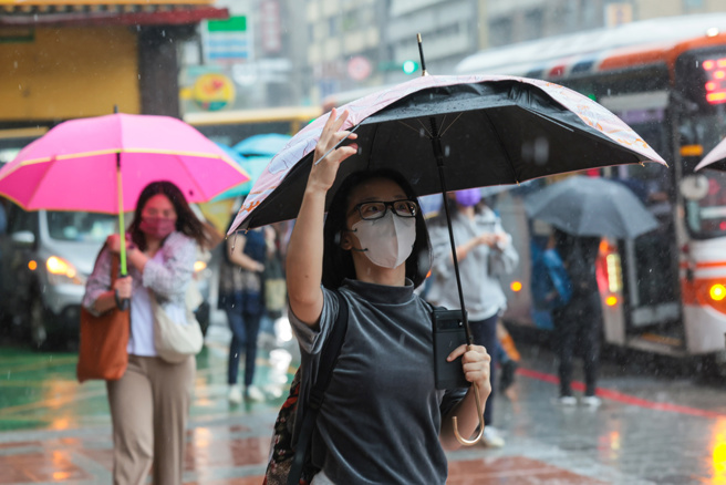 台灣新聞通訊社-天氣》明3地飆36度 「白海豚」父親節逼近 北部防雨彈狂炸