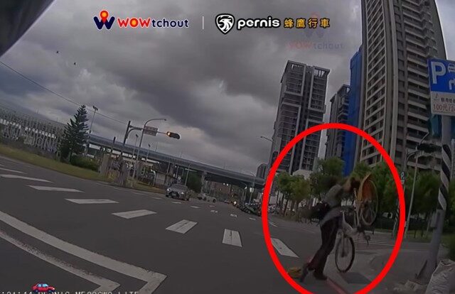 台灣新聞通訊社-三重男疑自摔後怒砸YouBike　網傻眼：難怪沒有一台完整