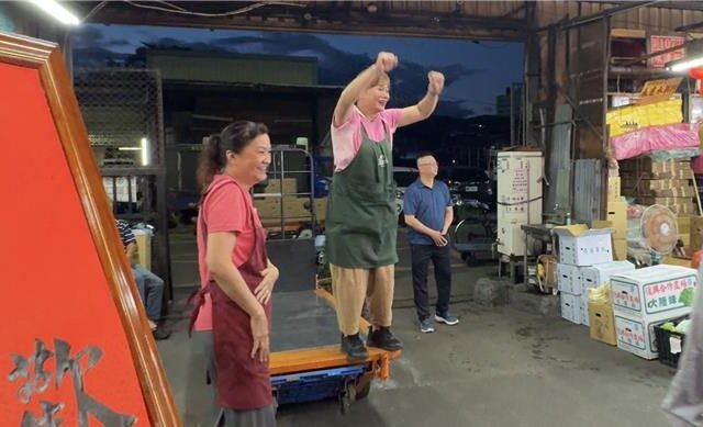 台灣新聞通訊社-李四川凌晨掃三重市場   攤商站運菜車狂喊「凍蒜」！