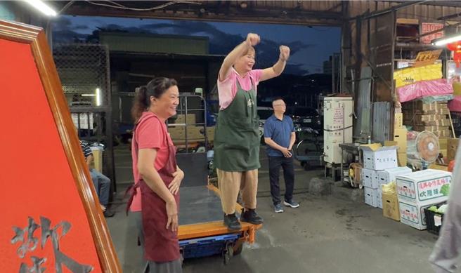 台灣新聞通訊社-李四川凌晨掃三重市場 攤商站運菜車狂喊「凍蒜」！