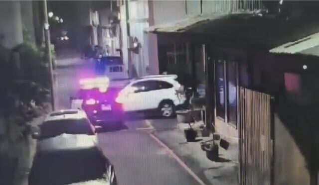 台灣新聞通訊社-高雄警深夜追可疑機車 轉角與轎車碰撞畫面超驚險