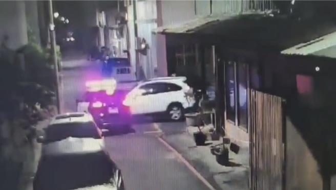 台灣新聞通訊社-高雄警深夜追可疑機車 轉角與轎車碰撞畫面超驚險