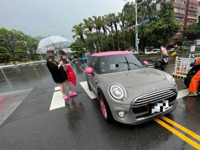 台灣新聞通訊社-藝人小甜甜開車撞飛女騎士！掏12萬元換撤告 法院判公訴不受理