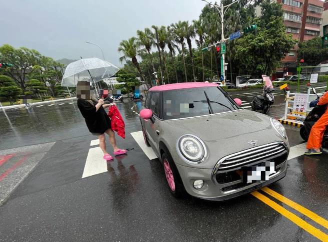 台灣新聞通訊社-藝人小甜甜開車撞飛女騎士!掏12萬元換撤告 法院判公訴不受理