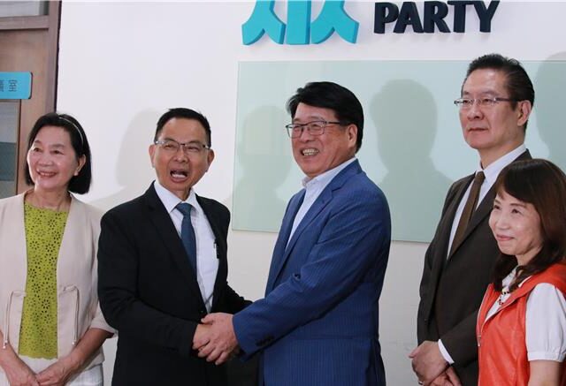 台灣新聞通訊社-游盈隆2提議拜會民眾黨團  舉「器官移植」憂一票多公投案恐製造併發症