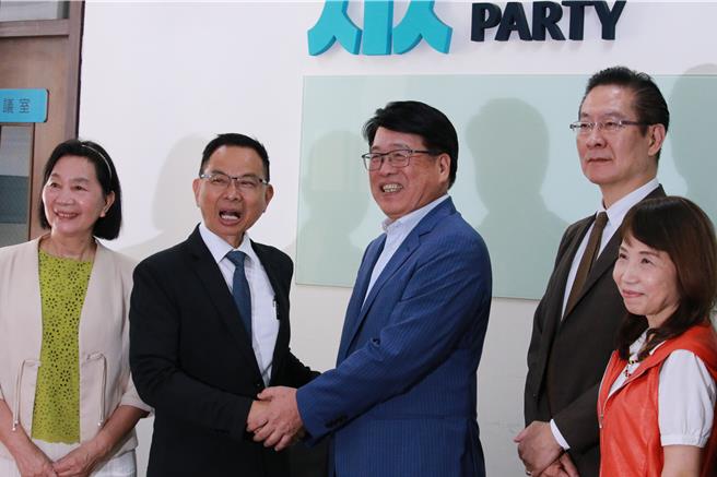 台灣新聞通訊社-游盈隆2提議拜會民眾黨團 舉「器官移植」憂一票多公投案恐製造併發症