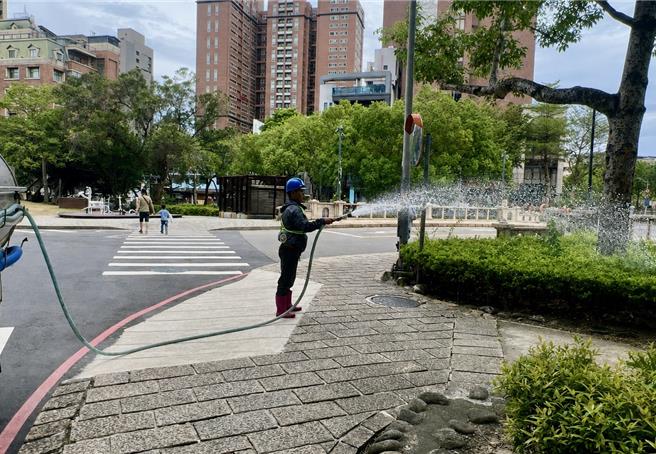 台灣新聞通訊社-新竹熱到發警訊!東區36度亮黃燈 市府啟動防暑措施