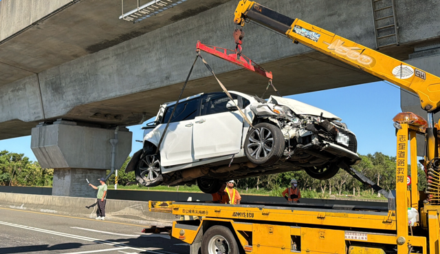 台灣新聞通訊社-快訊》楊梅驚悚車禍4人傷！大貨車撞進圍牆 轎車被撞爛
