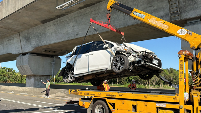 台灣新聞通訊社-快訊》楊梅驚悚車禍4人傷！大貨車撞進圍牆 轎車被撞爛