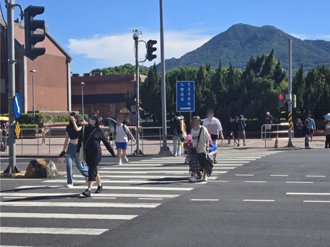 台灣新聞通訊社-淡水捷運站前過馬路要快走!只有47秒太短 民眾喊走不完