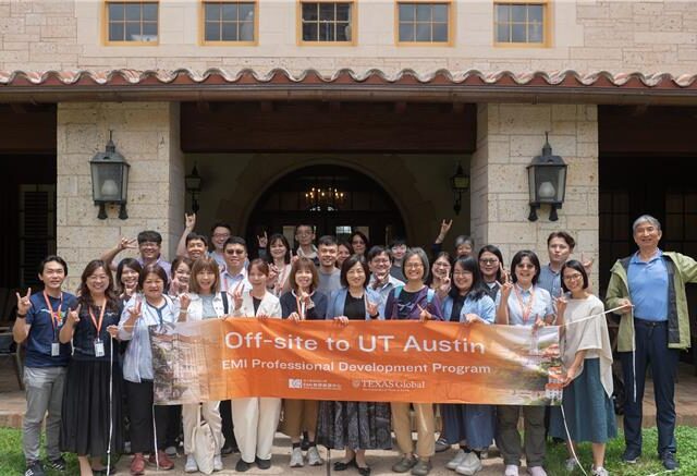台灣新聞通訊社-頂著德州40度高溫！全台28位大學教授重當學生進修EMI