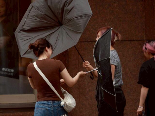 台灣新聞通訊社-白海豚最快周五發海警 周末雨勢最劇烈 全台防強風