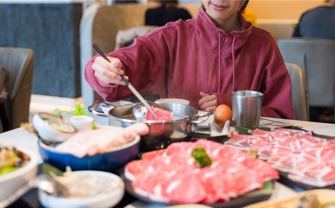 台灣新聞通訊社-驚見肉盤「被偷吃」錢都遭客訴道歉 全場讚:新台幣支持