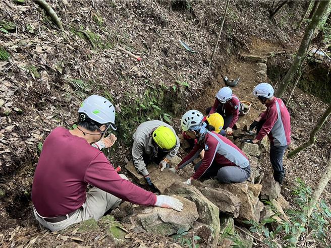 台灣新聞通訊社-雪霸志工投入107人次 手作方式完成東洗水山步道