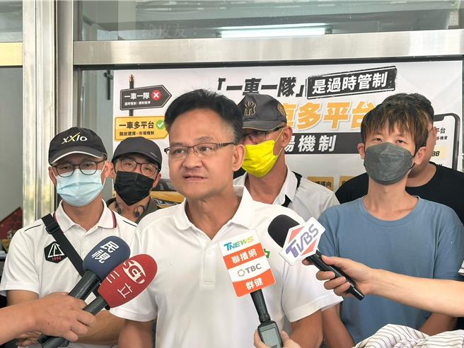 台灣新聞通訊社-過時枷鎖綁生計?小黃運將憂轉嫁罰鍰 喊話開放「一車多隊」